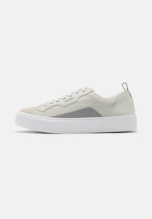 Trainers - white