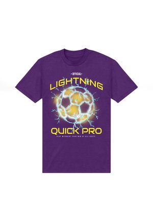 Lila Baumwoll-T-Shirt mit einem Grafikdesign eines gelben Fußballs, umgeben von blauen Blitzen, und fettem Text, der "OFFIZIELLE BLITZSCHNELLE PRO" liest.