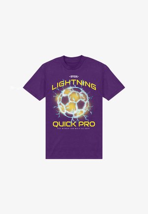 Lilla bomulds T-shirt med et grafisk motiv af en gul fodbold omgivet af blå lyn, med fed tekst der står "OFFICIELT LYNET HURTIG PRO."