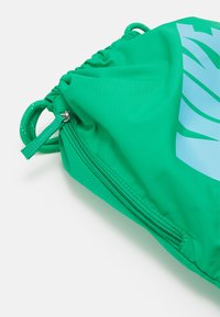 Nike Sportswear HERITAGE DRAWSTRING UNISEX - Mochila - stadium green/aquarius blue