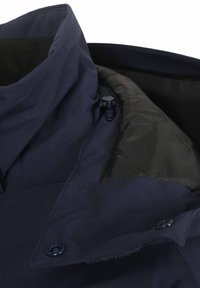 Marineblauwe jas met hoge kraag, voorzien van een rits en drukknoopsluitingen. De binnenvoering is zwart, met een gladde textuur en geen zichtbare patronen.