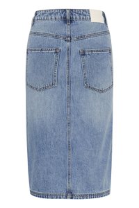 Τζιν μολυβένια φούστα σε ανοιχτό μπλε, με ψηλή μέση, δύο πίσω τσέπες και ίσια γραμμή. Φθαρμένη υφή με ορατές ραφές.
