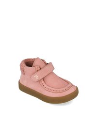 Bota de ante rosa con puntera redondeada, correa de Velcro ajustable y tobillo de punto texturizado. Presenta costuras en contraste y suela de goma.