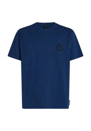 T-shirt en coton bleu marine avec un col rond, des manches courtes et un petit emblème noir sur la poitrine. Coupe droite et texture douce.