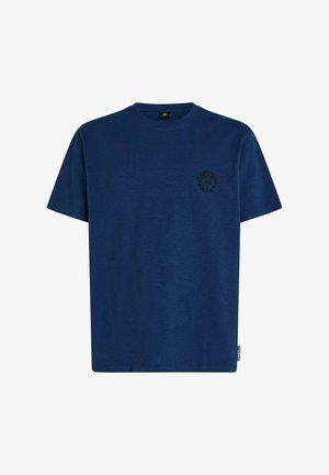 T-shirt en coton bleu marine avec un col rond, des manches courtes et un petit emblème noir sur la poitrine. Coupe droite et texture douce.