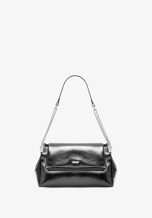 Czarna skórzana torebka z klapą, srebrnym łańcuchem i skórzanym paskiem oraz prostokątną metalową metką marki z przodu.