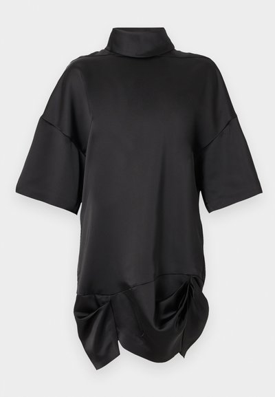 Μαύρο τοπ από σατέν με κοντά μανίκια, ψηλό γιακά και λεπτομέρεια με σχηματισμένη ρίγα στο τελείωμα, σε απλό ανοιχτό φόντο.