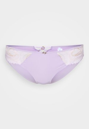 Braguitas de lavanda clara hechas de tela suave, con acentos de encaje, detalle de tirantes cruzados y una pieza decorativa central de hardware.