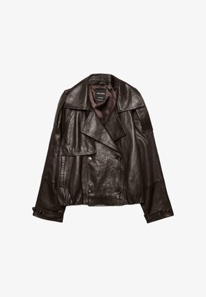 Tmavě hnědá kožená zkrácená bunda se širokými klopami, dvouřadým zapínáním na knoflíky a knoflíkovými manžetami, položená na bílém pozadí.