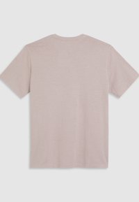 Lichtroze kortearm T-shirt van zacht materiaal, met een standaard ronde hals en een gladde textuur, weergegeven vanuit de achterkant.