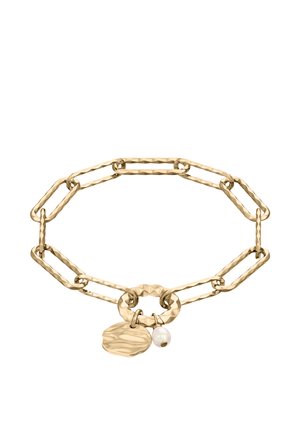Goldfarbenes Gliederarmband mit strukturierten ovalen Gliedern, mit einem gehämmerten runden Anhänger und einem kleinen runden weißen Perlenanhänger.
