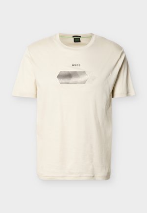 Cremefarbenes T-Shirt mit kurzen Ärmeln, schwarzem horizontal gestreiftem Hexagon und dem Schriftzug "BOSS" mittig auf der Brust.