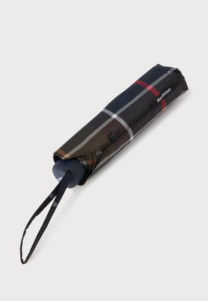 Parapluie pliant avec un motif tartan foncé et une sangle pour poignet, avec le logo Barbour sur la housse.