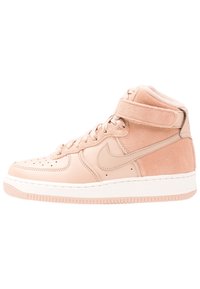 Höga sneakers i mjukt persikofärgat läder och mocka, med en vadderad krage, snörning och ett remsom går över vristen, samt en vit gummisula.