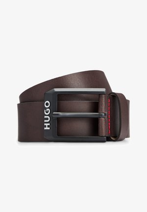 Bruine lederen riem met een zwarte metalen gesp, voorzien van het logo "HUGO." Inclusief rode stikseldetails langs de rand.