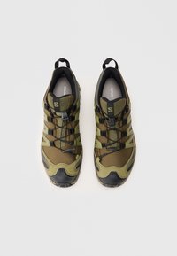 Πράσινα και μαύρα παπούτσια εξωτερικού χώρου με πλέγμα στην επάνω πλευρά, ενισχυμένες μύτες, ελαστικά κορδόνια και θηλιές στην φτέρνα για εύκολη εφαρμογή.