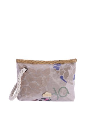 Pequeño bolso de tela beige con patrones abstractos multicolor, borde superior trenzado, asa gruesa de cuerda blanca y pequeña placa con el logo dorado de la marca.
