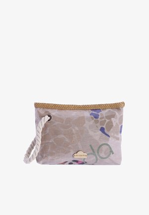 Pequeño bolso de tela beige con patrones abstractos multicolor, borde superior trenzado, asa gruesa de cuerda blanca y pequeña placa con el logo dorado de la marca.