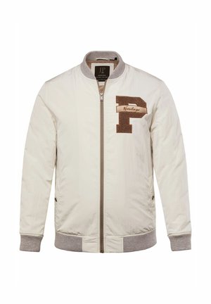 Helle beige Bomberjacke mit einem Frontreißverschluss, gerippten Bündchen und einem braunen "P"-Patch mit dem Wort "Heritage" auf der linken Brust.