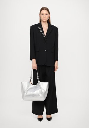 DUA - Shopping Bag - silver/caramello