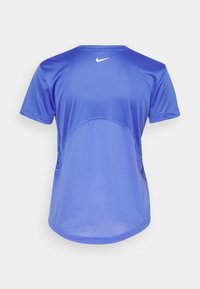 Niebieska sportowa koszulka wykonana z lekkiego, przewiewnego materiału. Posiada krótkie rękawy i okrągły dekolt oraz małe białe logo na plecach.