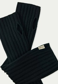 Svarta ribbade stickade armvärmare med tumhål; har en liten etikett märkta "COBI." Slät textur, förlängd form och minimalistisk design.