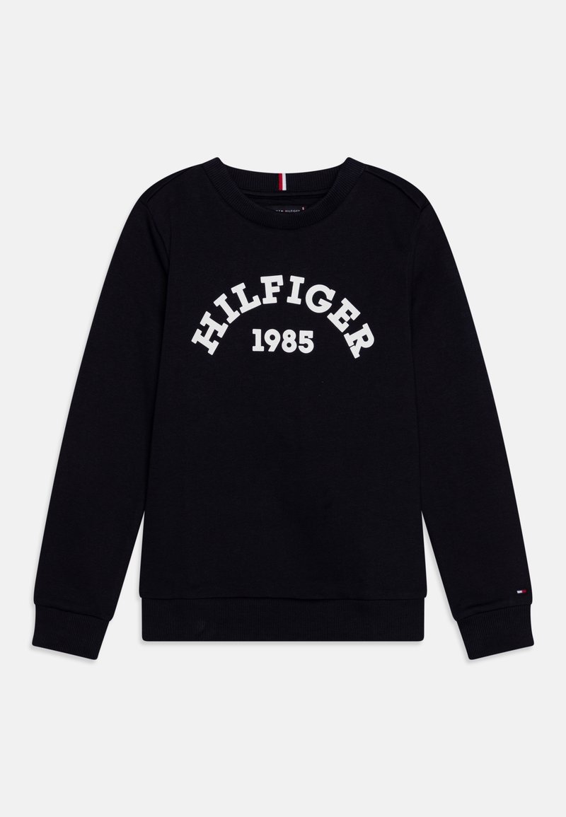 Sweat-shirt noir à manches longues col rond avec "HILFIGER 1985" imprimé en blanc sur la poitrine et petit logo sur le poignet gauche.