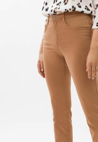 Jeans Donna BRAX Style Mary – Sostenibili, Gamba Sottile, Misto Cotone, Con Elementi Lucidi, Linea Blue Planet