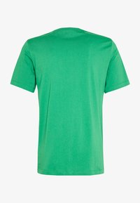 Zielona koszulka z krótkim rękawem o okrągłym dekolcie, wykonana z miękkiej bawełny o gładkiej fakturze i jednolitym kolorze.