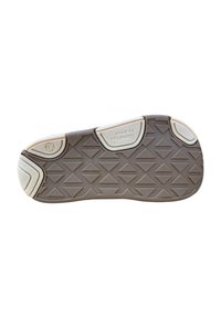 Suela de zapato de goma marrón con un patrón texturizado de triángulos y surcos. Acentos blancos a lo largo de los bordes. Nombre de la marca "bianditos by critos" visible.