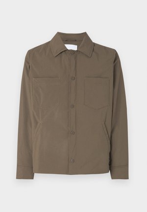 Bruine button-up jas gemaakt van lichtgewicht, soepele stof. Heeft twee voorkruisen en een kraag. Geen zichtbare patronen of accenten.