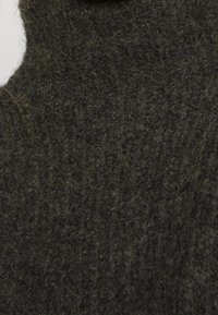 Weekday Sweter