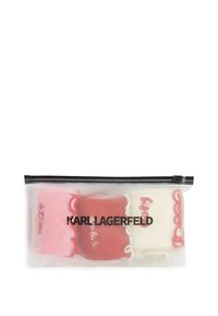 Kolme paria Karl Lagerfeldin sukkia vaaleanpunaisena, punaista ja valkoista, joissa on röyhelöreunat, pakattuna huurrettuun ziplock-pussiin.