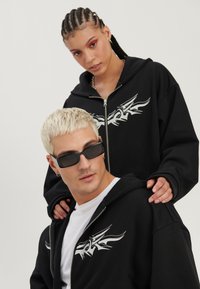 YOURTURN by Zalando - UNISEX - Sudadera con cremallera - black Imagen en miniatura 1