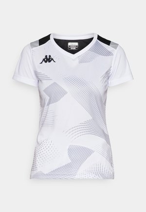 Biała koszulka sportowa z dekoltem w serek, ozdobiona abstrakcyjnymi szarymi wzorami i czarnymi akcentami na ramionach. Materiał wydaje się lekki i gładki.