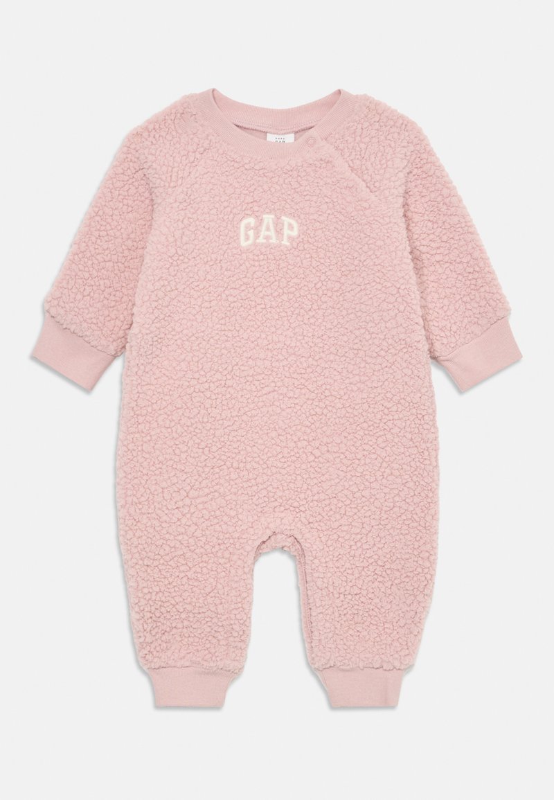 Tuta in fleece rosa chiaro con maniche lunghe, collo rotondo, polsini in tono abbinato e un logo bianco "GAP" sul petto.
