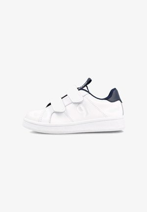 Zapatillas sintéticas blancas con detalles en navy, que cuentan con dos correas de gancho y bucle, una puntera redondeada y una suela de goma texturizada.