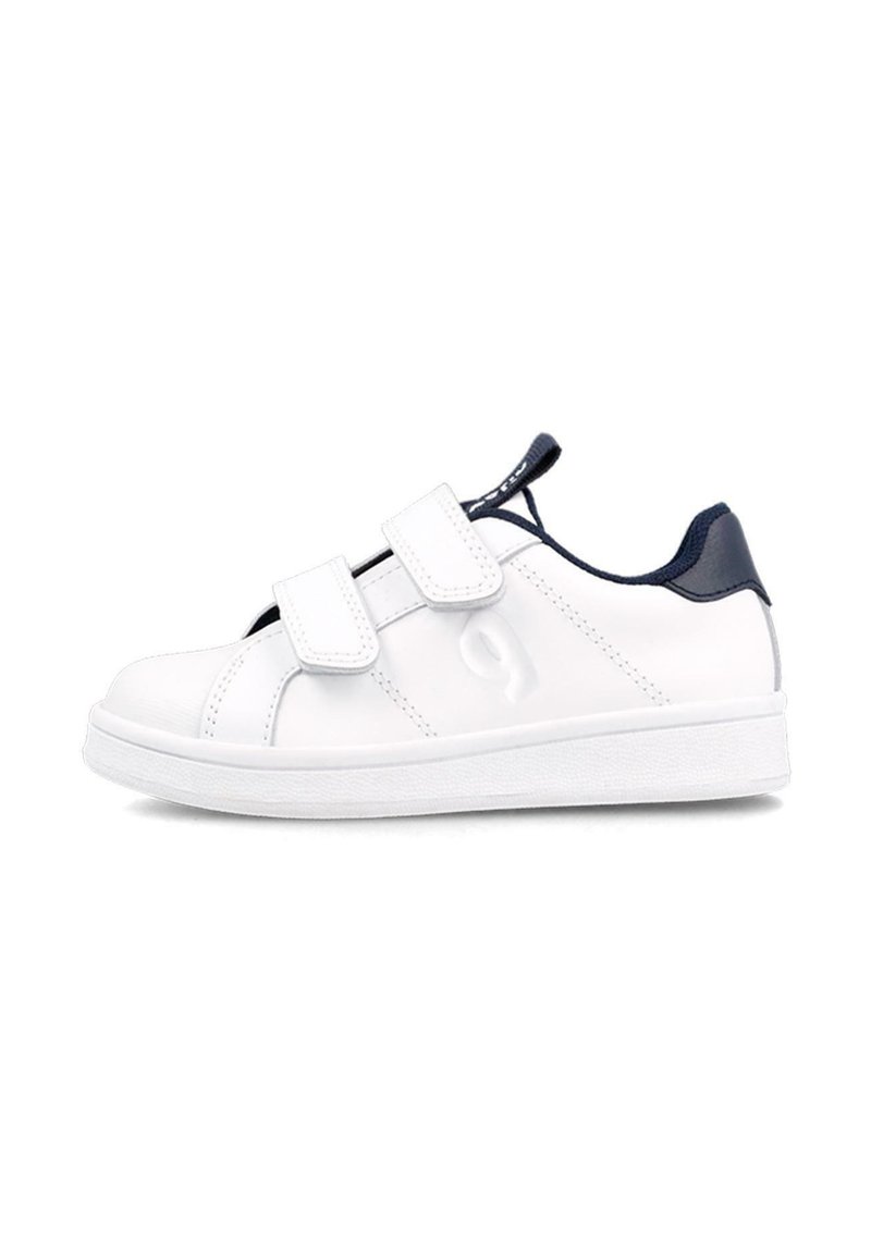 Zapatillas sintéticas blancas con detalles en navy, que cuentan con dos correas de gancho y bucle, una puntera redondeada y una suela de goma texturizada.