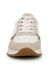 Sneaker bianco con accentuazioni in suede beige e un pannello laterale con stampa leopardata. Presenta una punta arrotondata, lacci piatti e suola in gomma testurizzata.