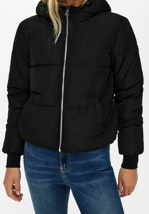 Sort pufjakke med hætte, med en frontlynlås, ribbede manchetter og sidelommer. Lavet af et glat, isoleret materiale.