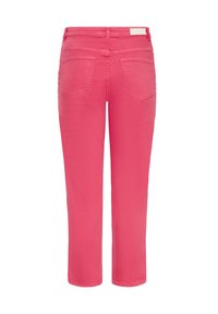 Blugi roz strălucitori, cu picior drept, văzuți din spate, cu două buzunare posterioare și bucle pentru curea pe talie.