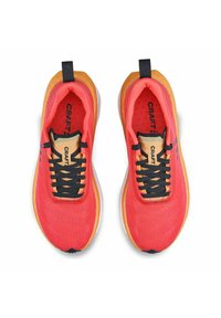 Rode sportieve schoenen met een ademende mesh bovenkant, zwarte veters en oranje accenten. Beschikt over een gestructureerde rubberen zool en een treklabel bij de hiel.
