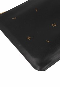 Clutch in pelle nera con una superficie liscia, caratterizzata da lettere dorate in rilievo 'K', 'L', 'I', 'N', 'Z' disposte sul fronte. Design slim.