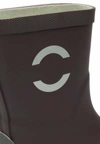 Smeđa vodootporna čizma s teksturiranim gornjim rubom i kontrastnim svijetlosivim kružnim logotipom s strane. Glatka vanjska površina.