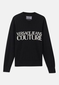 Črn pleten pulover s okroglim izreza. Značilna logotip "VERSACE JEANS COUTURE" v kontrastni kremni barvi. Rebrasti manšeti in rob. Mehka tekstura.