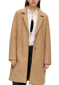 Beige wollen jas met een notched collar, eenknoopsdesign, knopen aan de voorkant en zijzakken. Glad materiaal en getailleerde pasvorm.