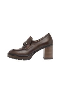 Scarpa con tacco in pelle marrone, con punta arrotondata, cinturino decorativo e accento metallico. Presenta un tacco a blocco con un aspetto legnoso texturizzato.