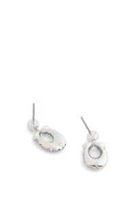 Boucles d'oreilles en argent en forme d'ovale avec une surface texturée, ornées de petites pierres claires à la base et d'un design à tige.