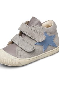 Zapato de ante gris con acento de estrella azul, dos correas de Velcro y suela de goma. Punta redondeada y forro suave para mayor comodidad.