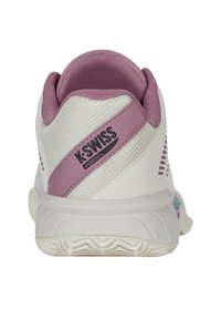 K-Swiss padel cipők fehér és világoslila dizájnnal, hálós betétekkel, párnázott sarokkal és mintázott gumitalppal a tapadás érdekében.